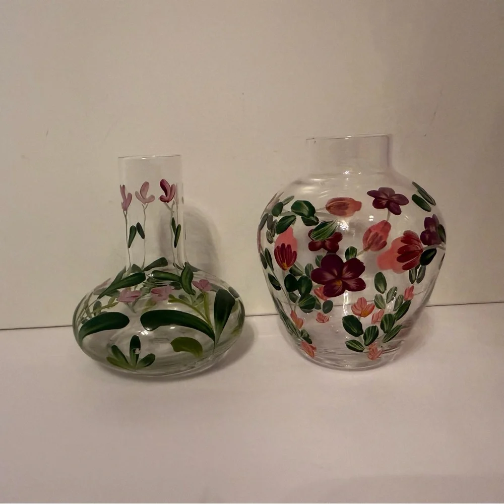 VINTAGE BUD VASES PAIR SMALL CLEAR GLASS HAND PAINTED FLOWERS PINK PURPLE GREEN - Picture 3 of 7